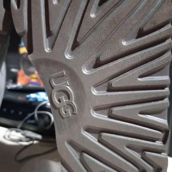 UGG Classic Short II - Picture 10 of 12